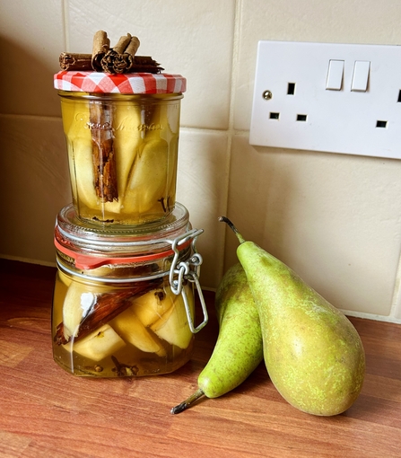 Preserved Pears in Spiced Syr